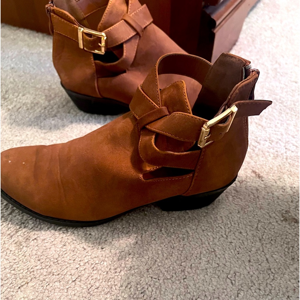 Women’s gently used ankle boot